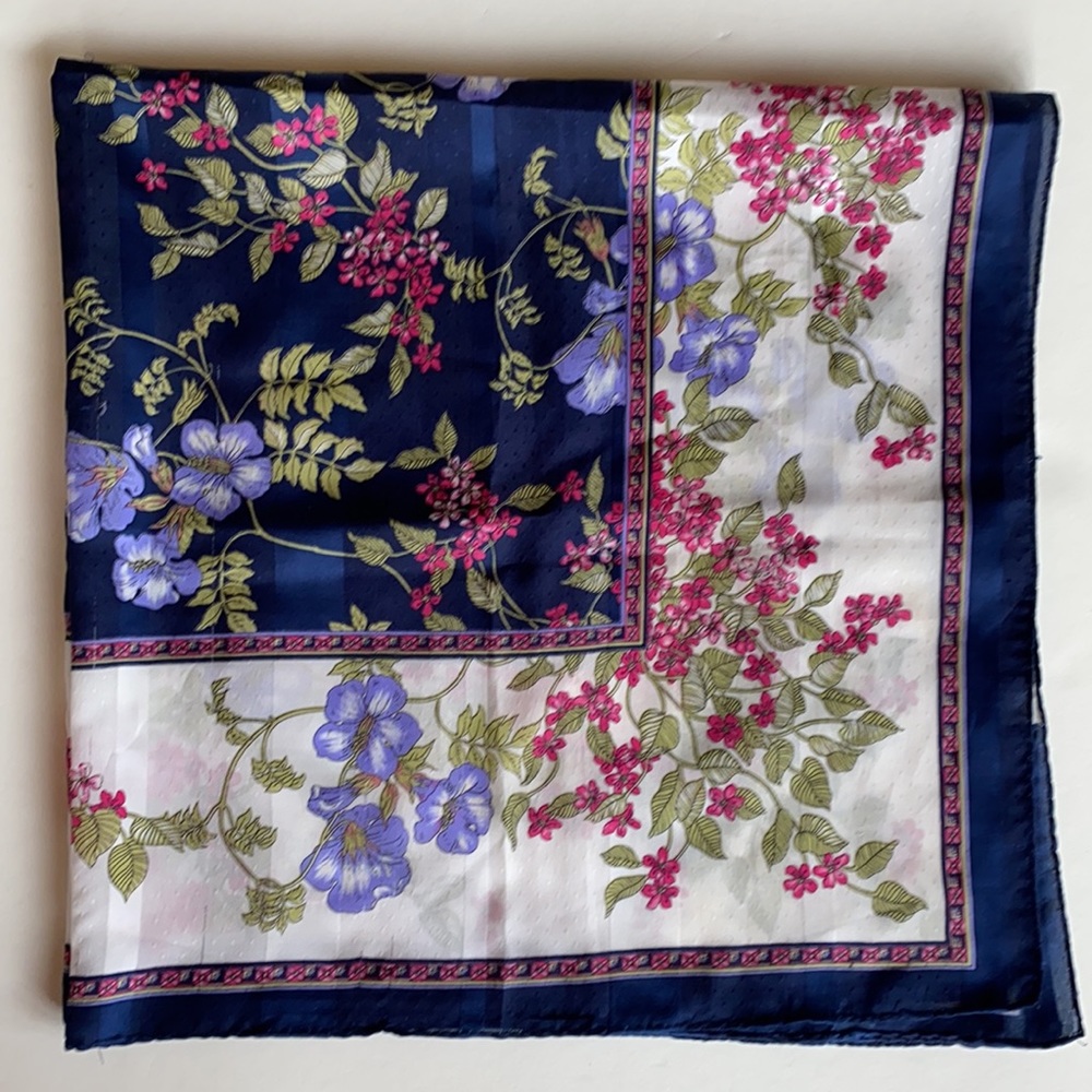 Navy Blue~White Floral‎ 29” x 30” Scarf Italy - Picture 10 of 10